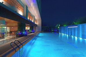 Piscine extérieure, accÚs possible de 6 h à 23 h, cabanas gratuites