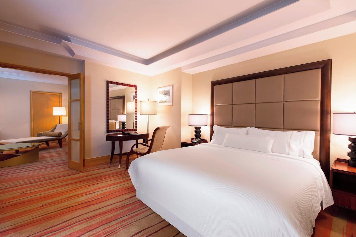 Suite ejecutiva, 1 cama King size, vista a la ciudad, junto a la alberca | Edredón, camas con pillow-top y minibar