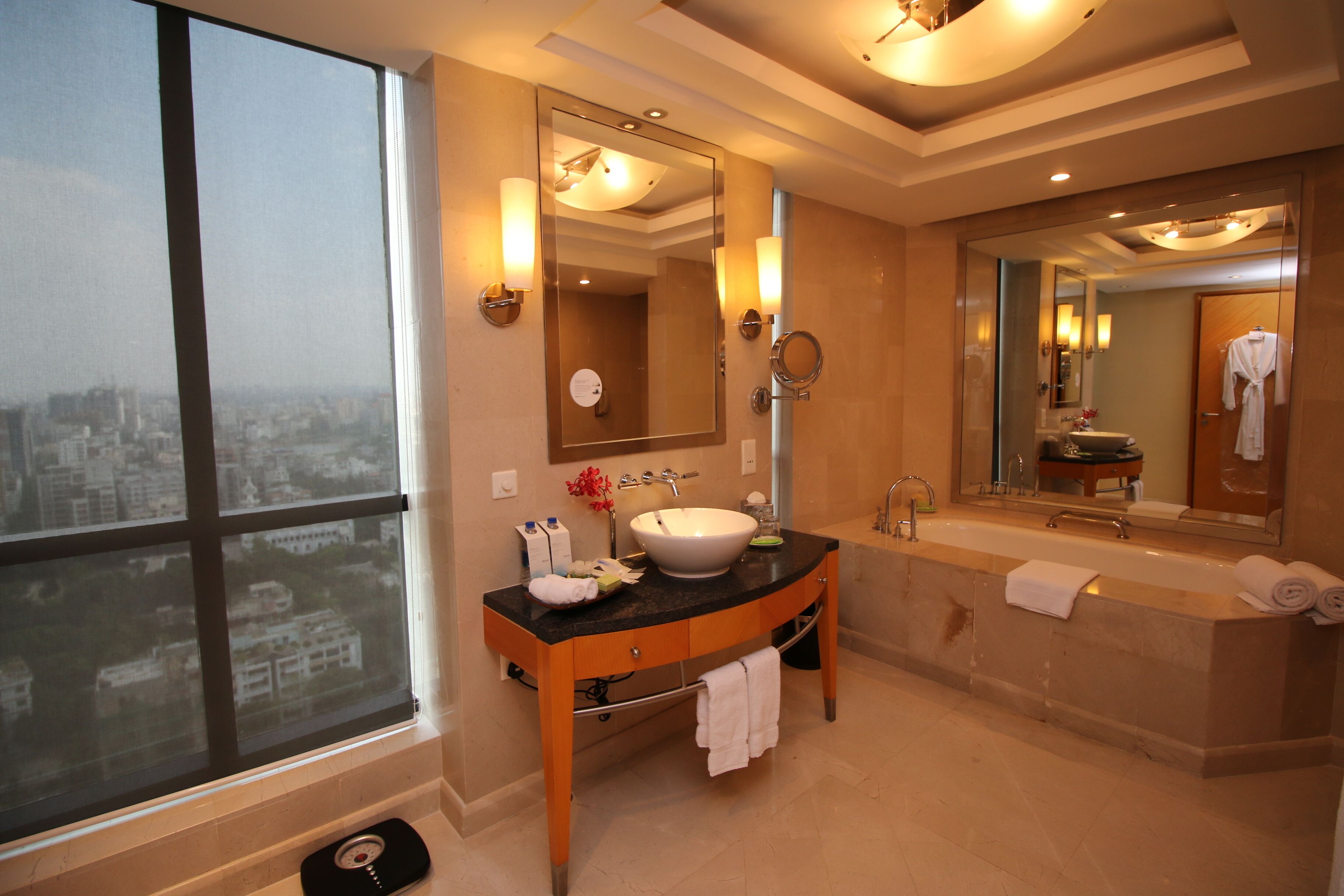 executive suite, 1 king bed, city view, poolside | bathroom | combined shower/bathtub, deep-soaking bathtub, free toiletries
