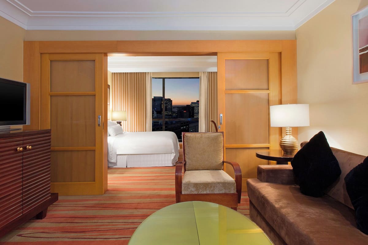 Suite junior, 1 cama King size, vista a la ciudad, junto a la alberca | Edredón, camas con pillow-top y minibar