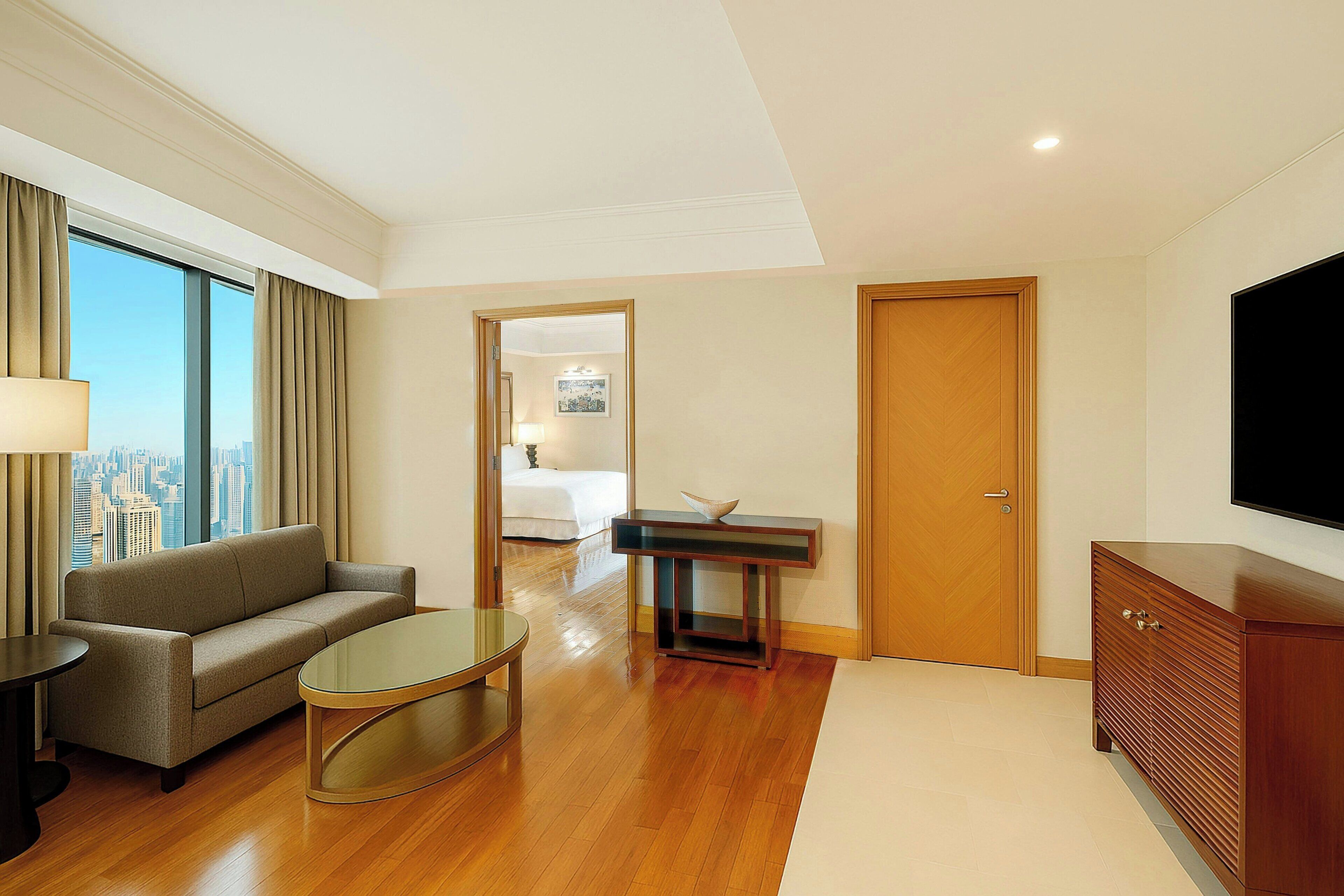 Executive Suite, 1 King Bed, City View, Poolside | Living area | 32-inch LCD TV with satellite channels, Smart TV