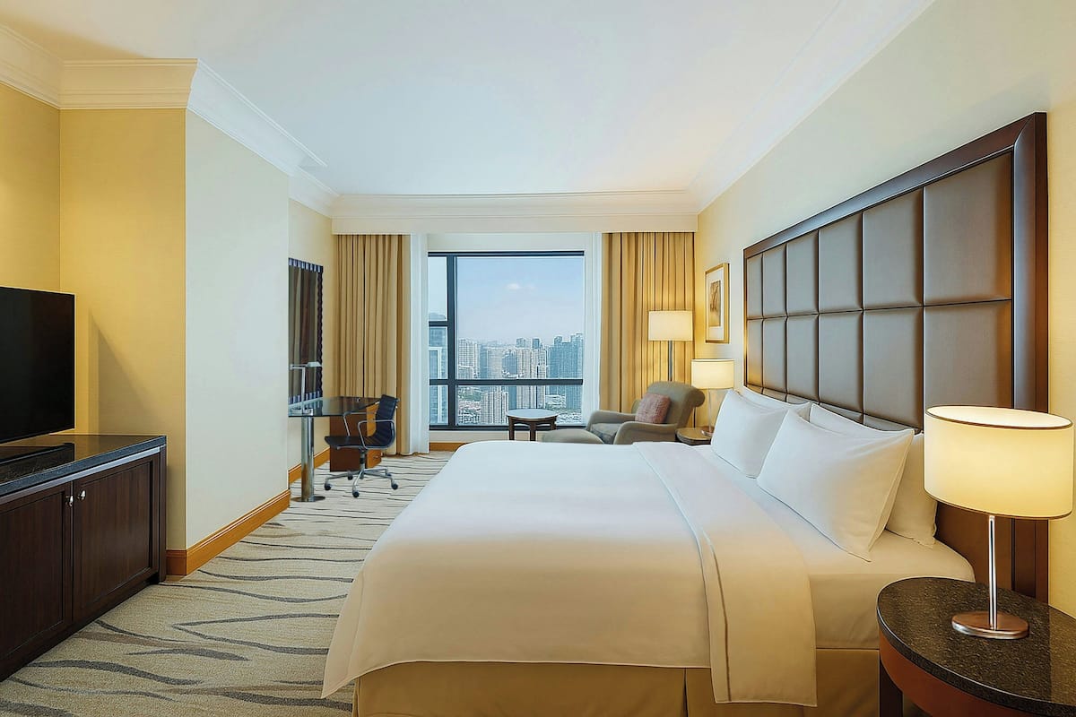 Habitació Deluxe, 1 llit de matrimoni gran, vistes a la ciutat, al costat de la piscina | Cobrellits, matalassos amb encoixinament addicional i minibar