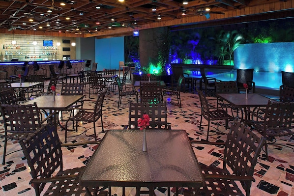 5 restaurants, breakfast, lunch, dinner served; Italian cuisine