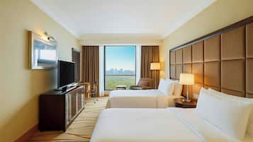 Deluxe-Zweibettzimmer, 2 Einzelbetten, Stadtblick, Poolseite | Daunenbettdecken, Pillowtop-Betten, Minibar, Zimmersafe