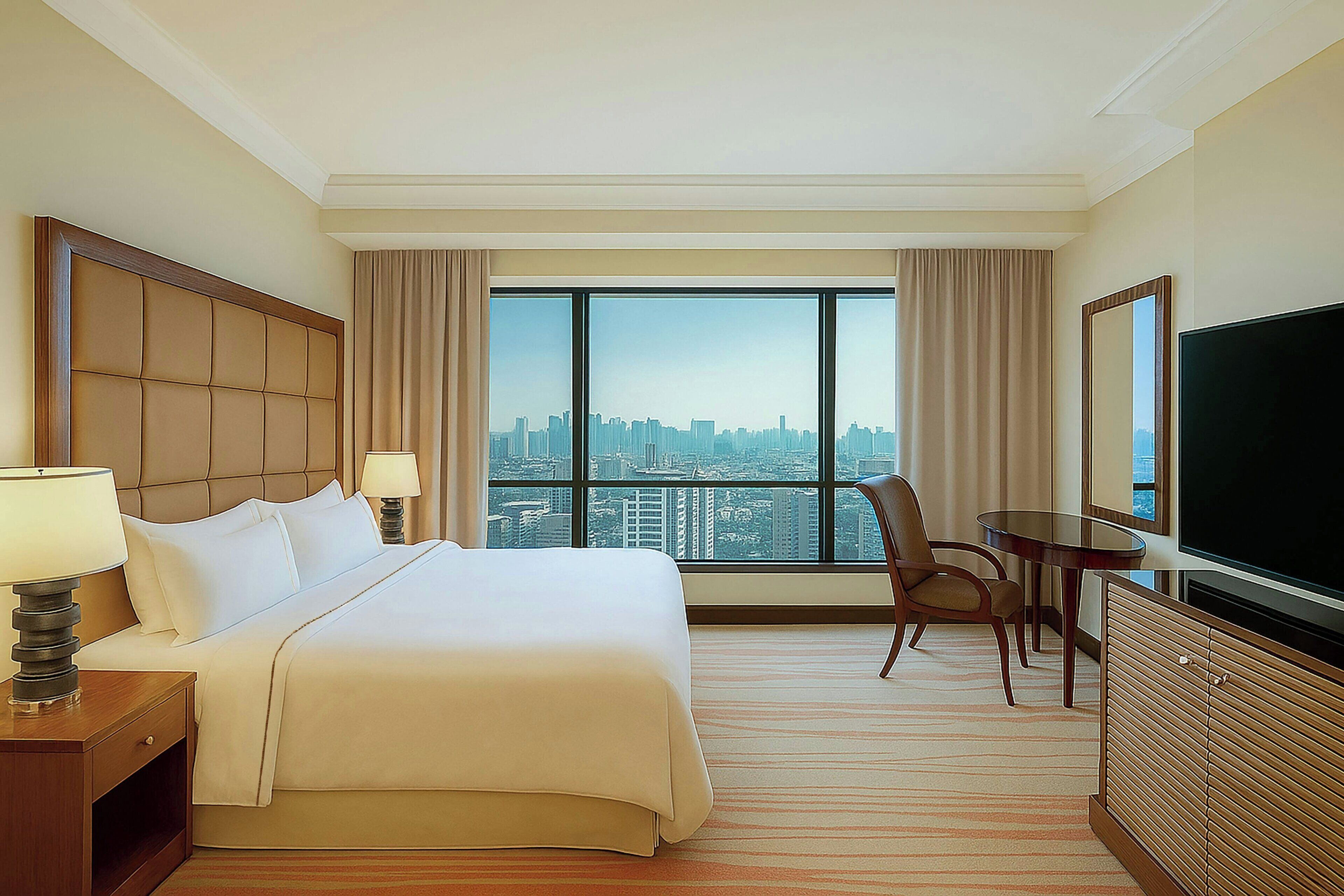 Suite júnior, 1 llit de matrimoni gran, vistes a la ciutat, al costat de la piscina | Sala d'estar | Televisor LCD de 32 polzades amb canals per satèl·lit 