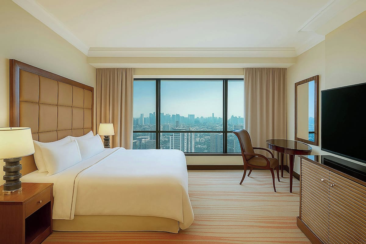 Suite júnior, 1 llit de matrimoni gran, vistes a la ciutat, al costat de la piscina | Sala d'estar | Televisor LCD de 32 polzades amb canals per satèl·lit