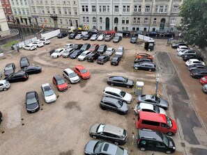 Parkir mandiri seharga PLN 90 per hari