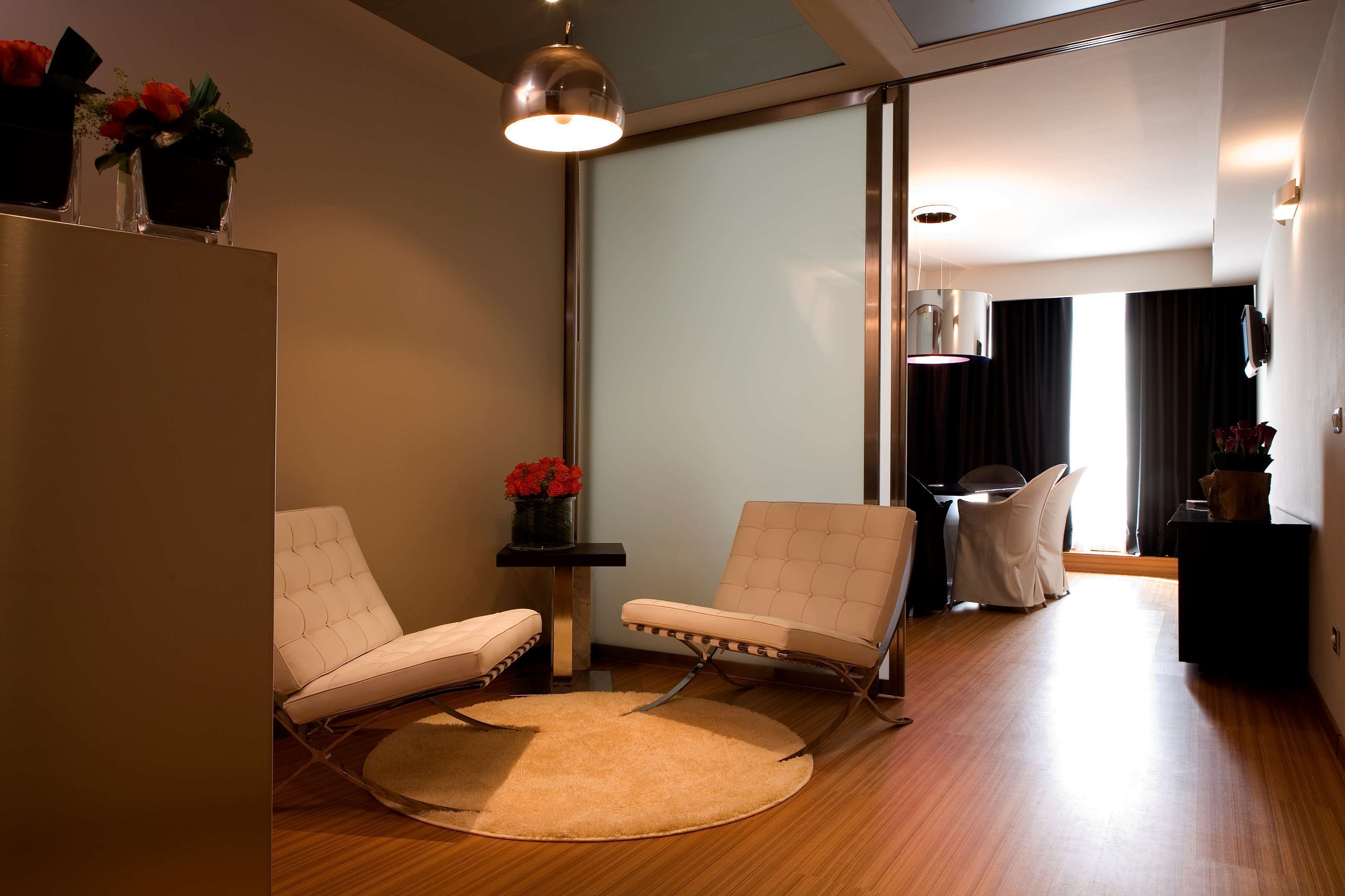 suite, 1 king bed, non smoking, jetted tub | 1 bedroom, hypo-allergenic bedding, minibar, in-room safe