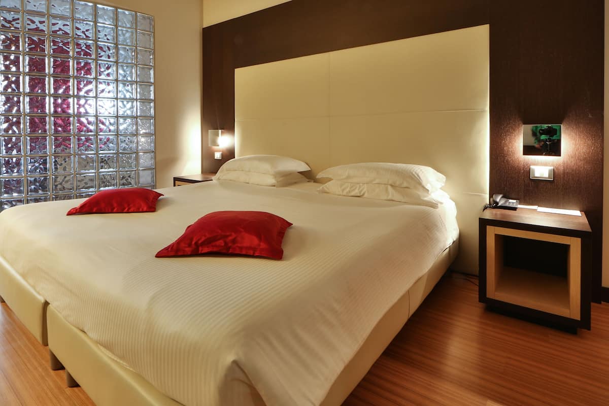 1 bedroom, hypo-allergenic bedding, minibar, in-room safe