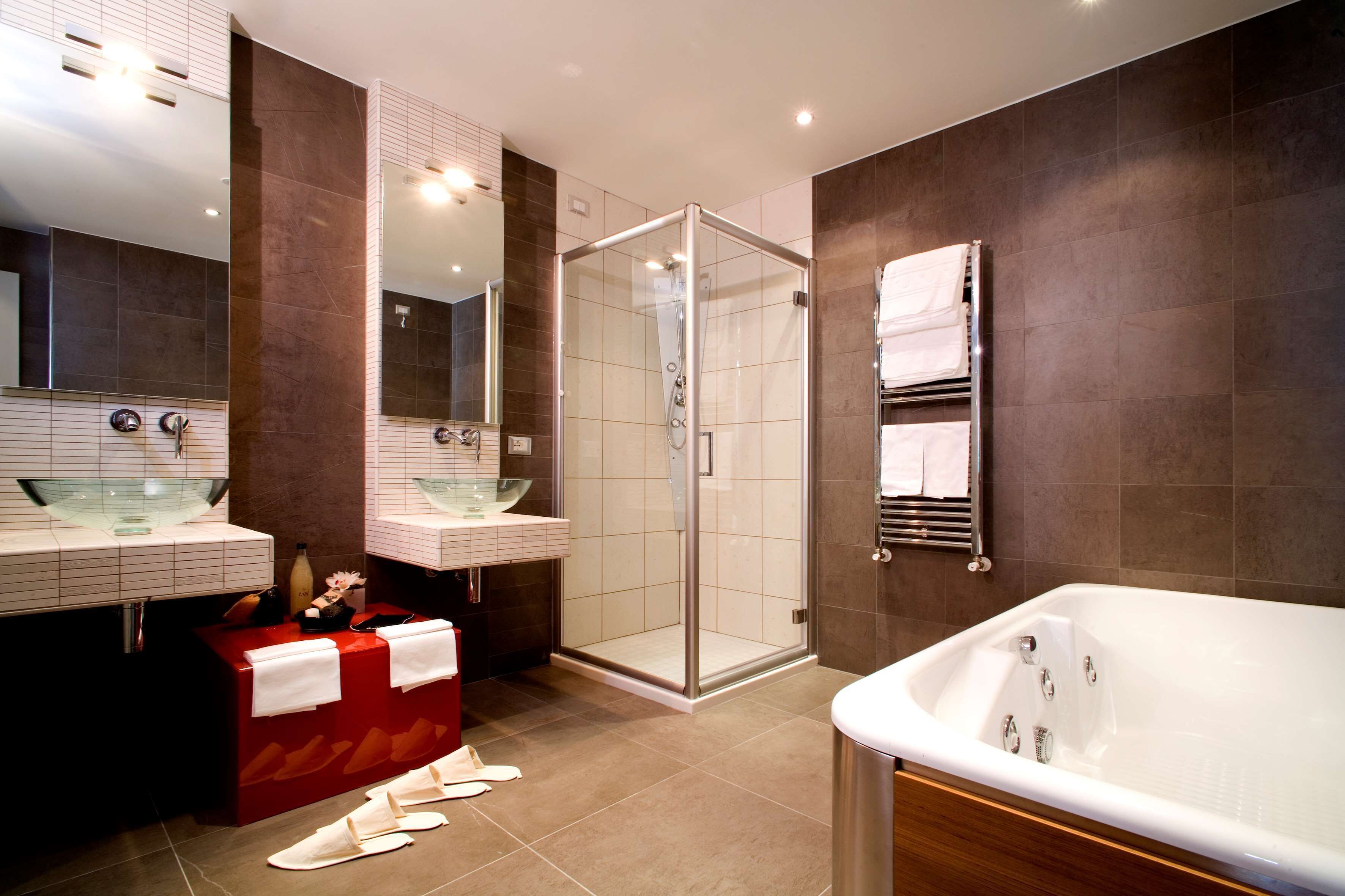 suite, 1 king bed, non smoking, jetted tub | bathroom | shower, deep-soaking bathtub, rainfall showerhead, hair dryer