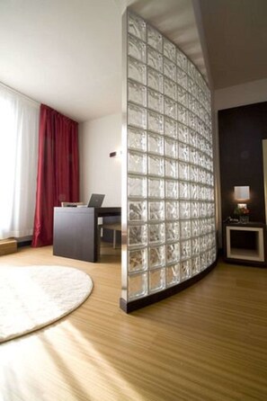 Hypo-allergenic bedding, minibar, in-room safe, individually decorated