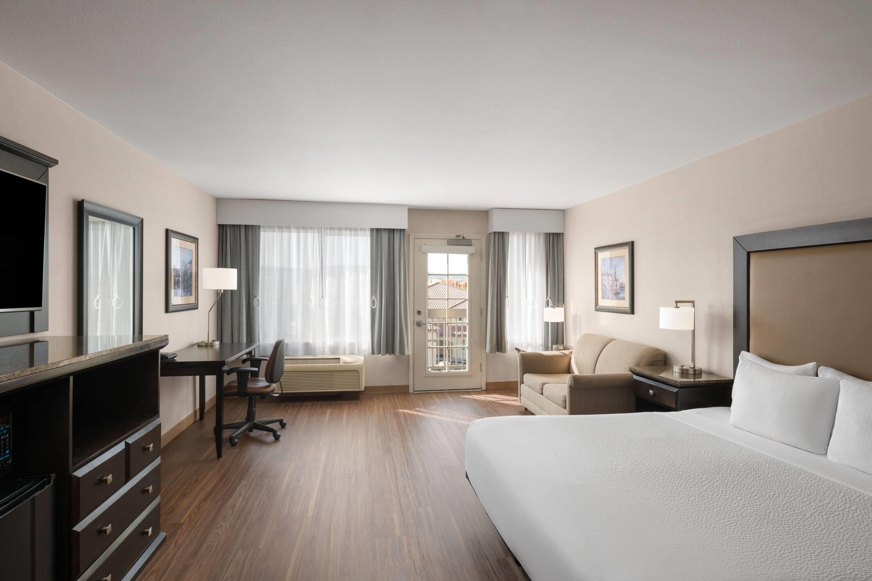 Executive Room, 1 King Bed, Accessible, Non Smoking (Mobility/Hearing) | Premium bedding, pillowtop beds, in-room safe, desk