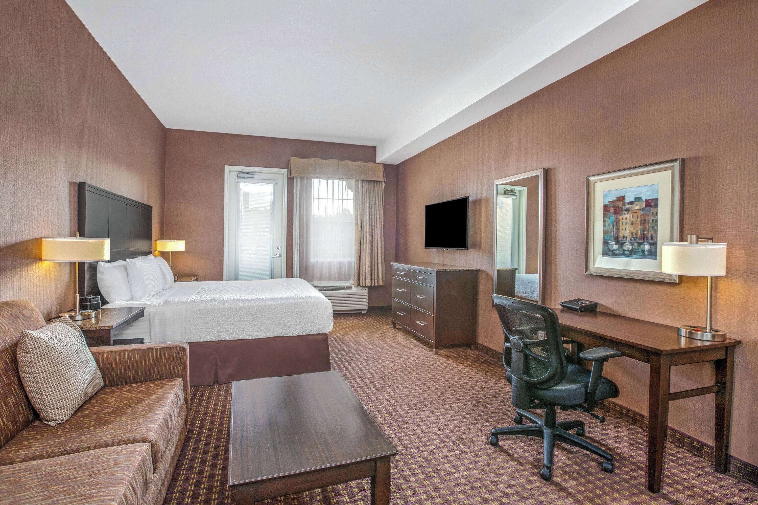 premium bedding, pillow-top beds, in-room safe, desk