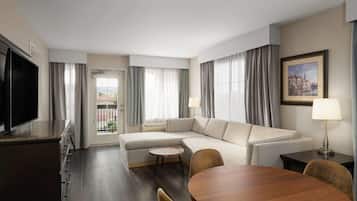 Suite, 1 cama King size, para no fumadores, balcón (Oversized Jetted Tub) | Ropa de cama de alta calidad y camas con pillow-top