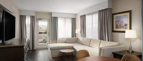 Suite, 1 cama King size, para no fumadores, balcón (Oversized Jetted Tub) | Ropa de cama de alta calidad y camas con pillow-top