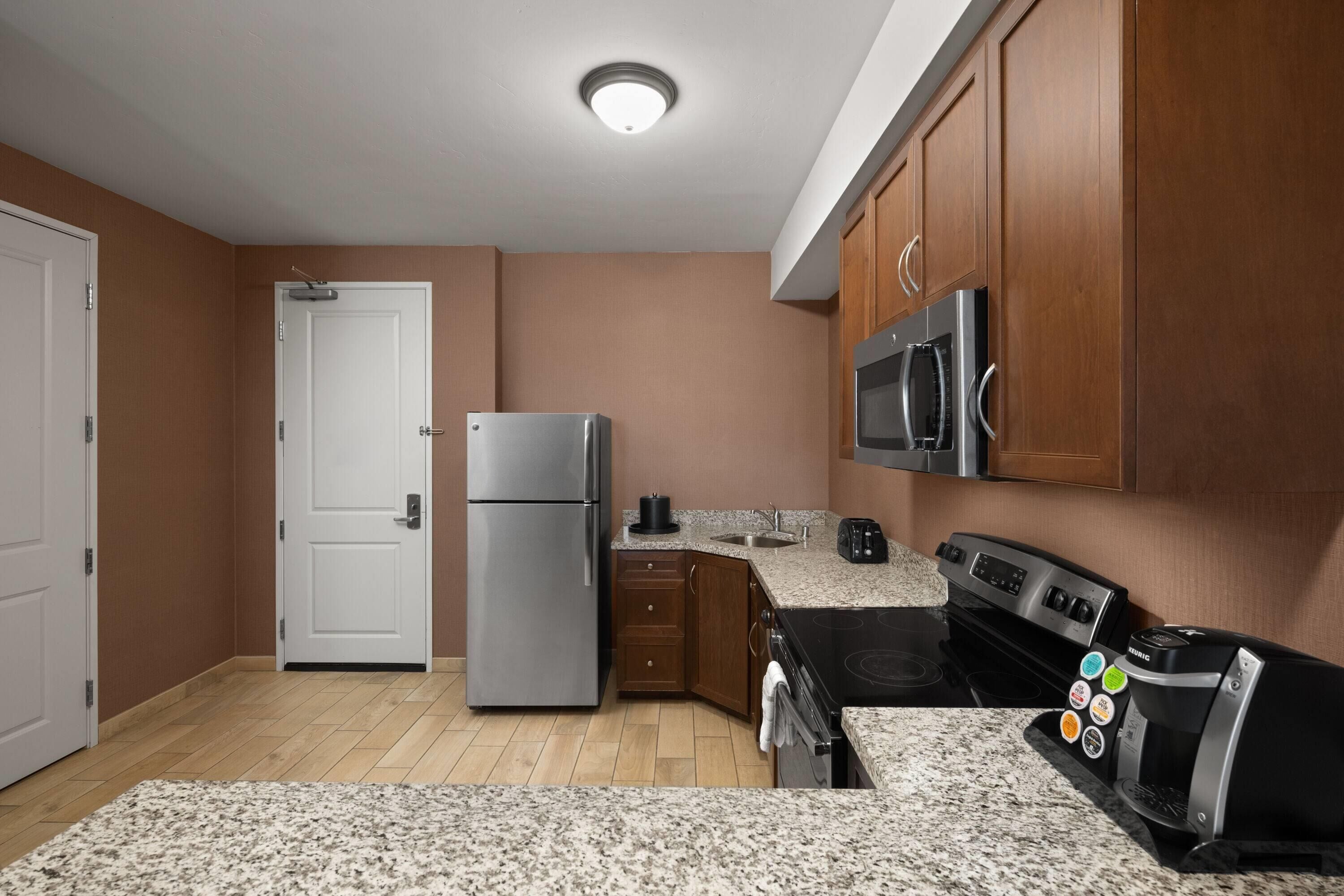 Studio Suite, 1 King Bed with Sofa bed, Non Smoking, Balcony (Full Kitchen) | Premium bedding, pillowtop beds, in-room safe, desk