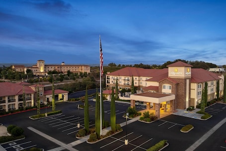 Exterior. La Quinta Inn & Suites by Wyndham Paso Robles