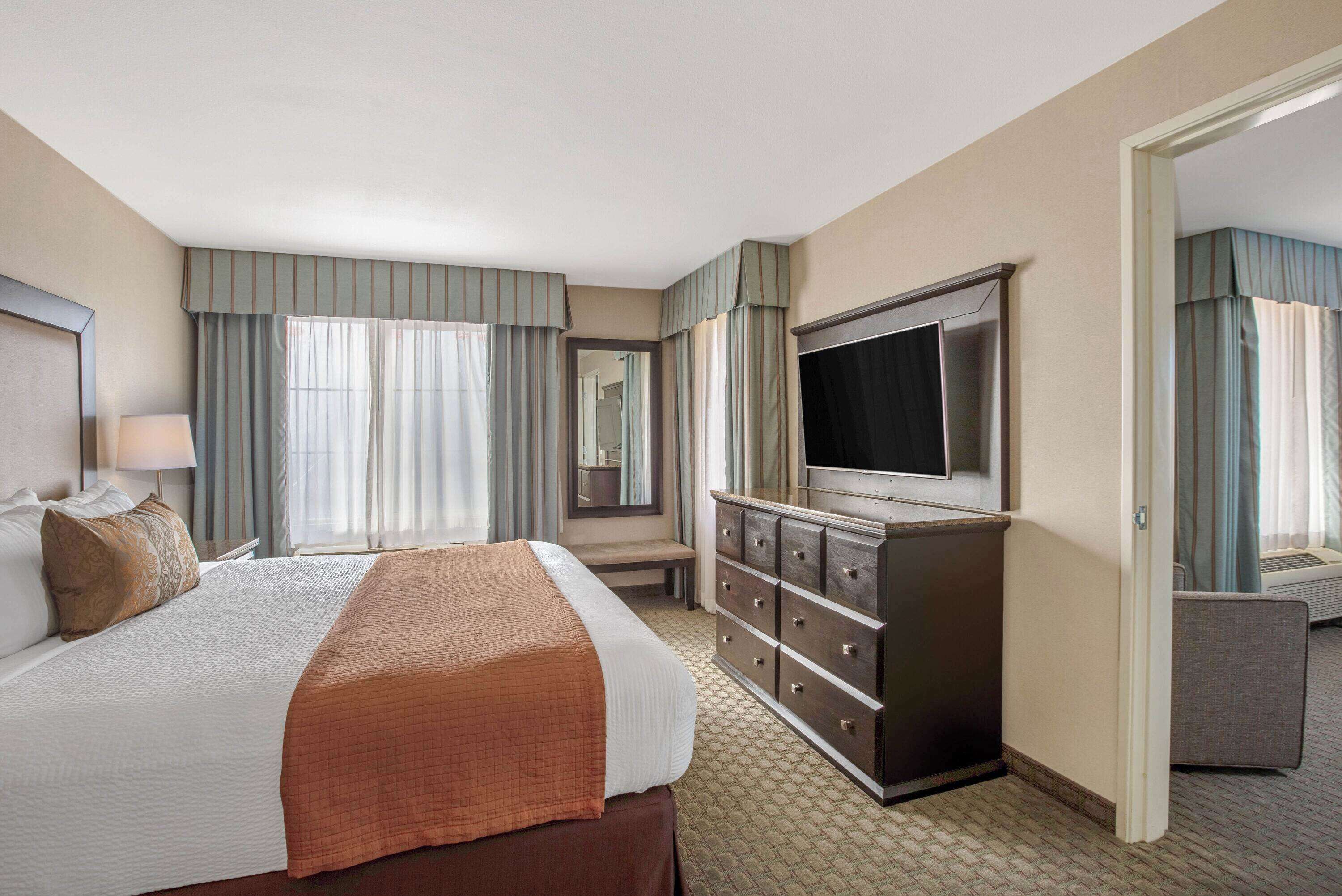 premium bedding, pillow-top beds, in-room safe, desk