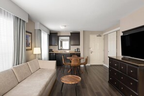Suite, 1 Tempat Tidur King, Bebas Asap Rokok, balkon (Oversized Jetted Tub) | Seprai premium, bantalan ekstra lembut, brankas, dan meja kerja