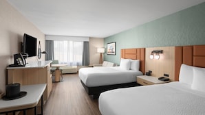 A hotel room with two beds, a desk, a chair, a lamp, and a TV. - La Quinta Inn & Suites by Wyndham Paso Robles (Paso Robles)