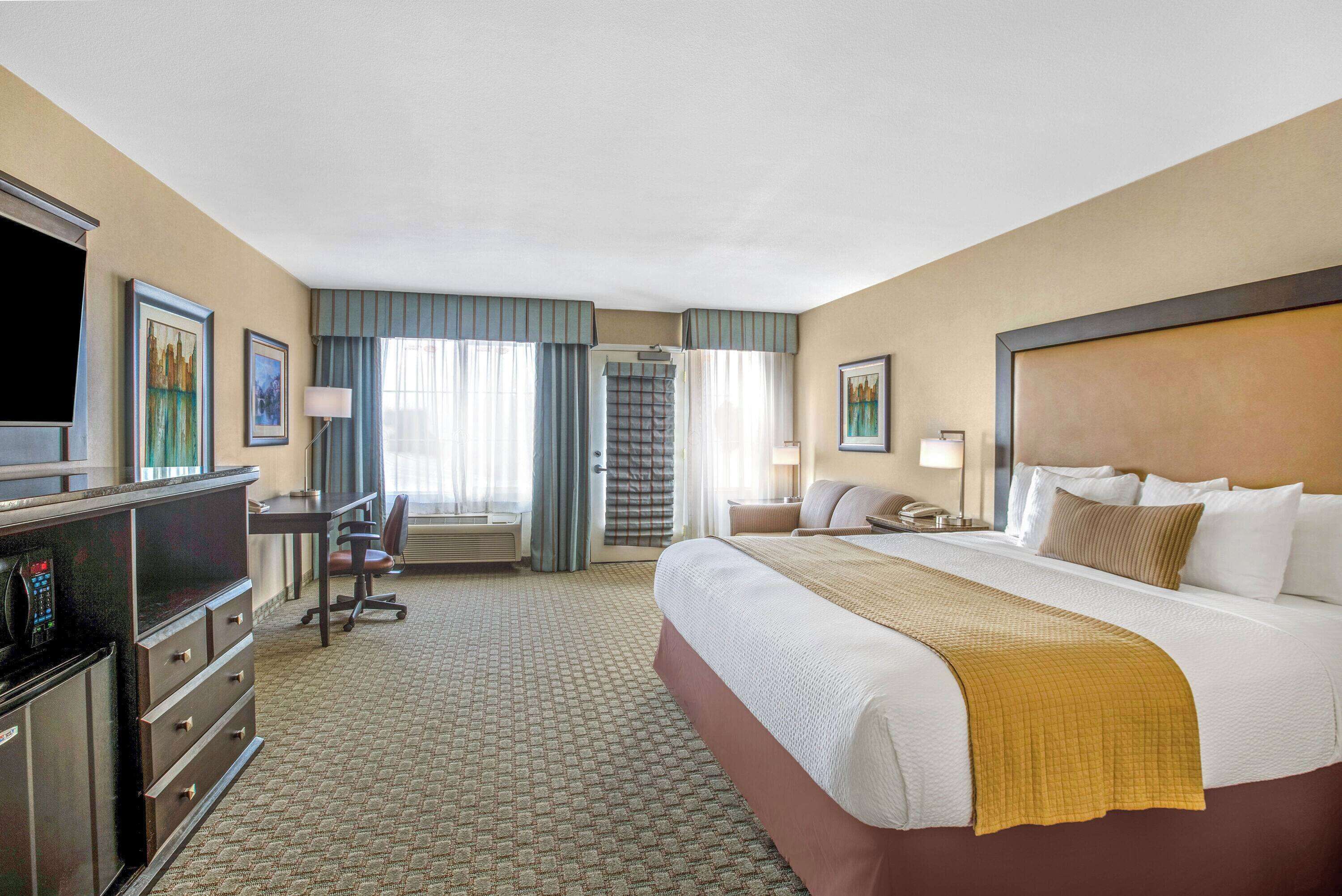 premium bedding, pillow-top beds, in-room safe, desk