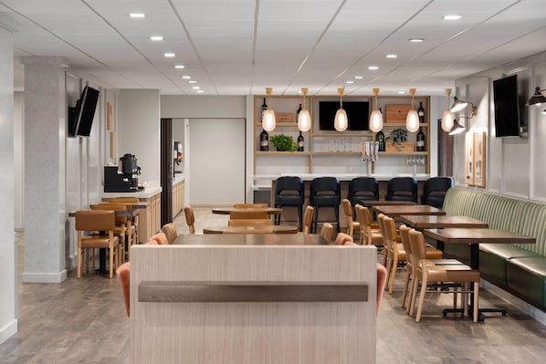 Free daily buffet breakfast - La Quinta Inn & Suites by Wyndham Paso Robles (Paso Robles)