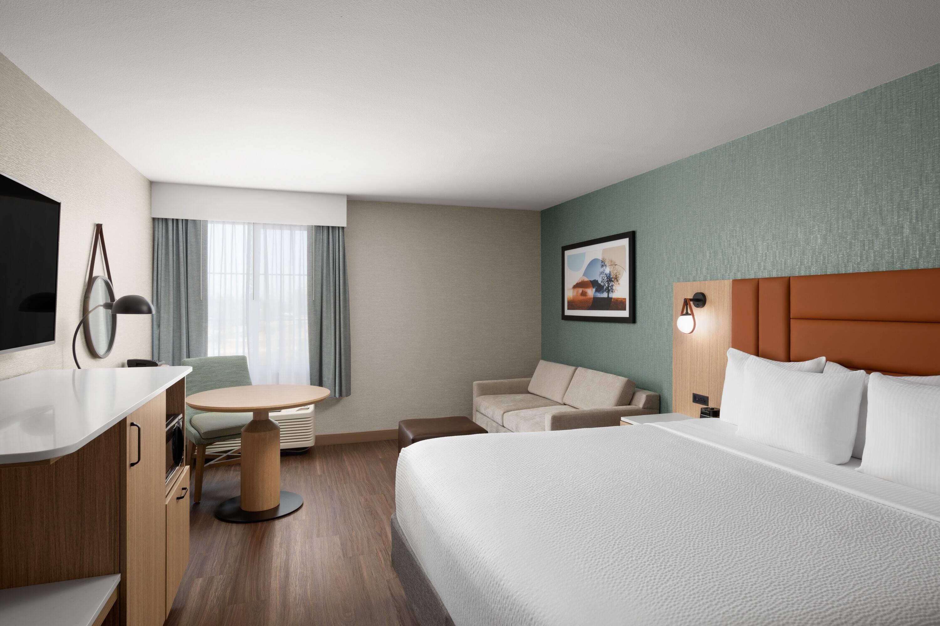 Room, 1 King Bed, Non Smoking | Premium bedding, pillowtop beds, in-room safe, desk