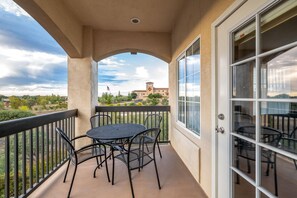 Premium bedding, pillowtop beds, in-room safe, desk - La Quinta Inn & Suites by Wyndham Paso Robles (Paso Robles)