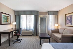 Premium bedding, pillowtop beds, in-room safe, desk - La Quinta Inn & Suites by Wyndham Paso Robles (Paso Robles)