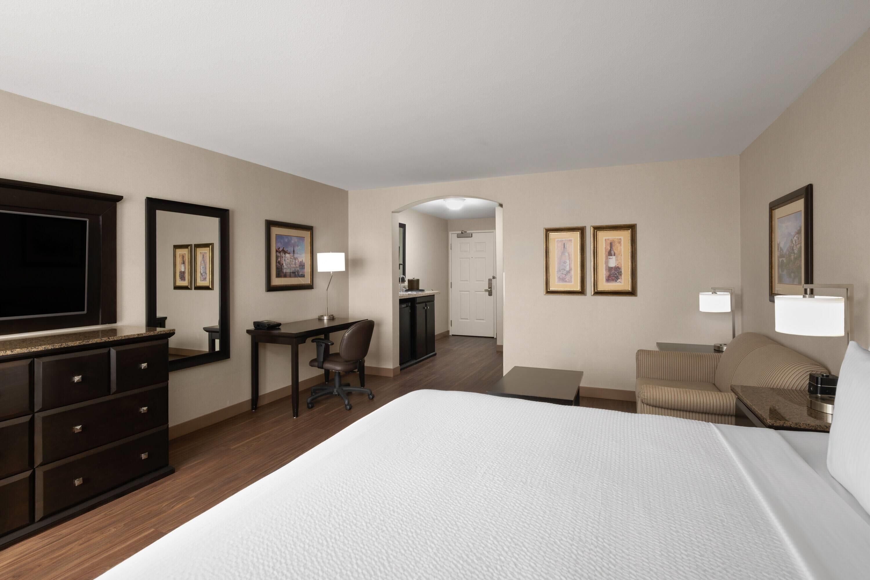 Executive Room, 1 King Bed, Non Smoking | Premium bedding, pillowtop beds, in-room safe, desk
