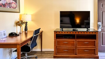 Decoración personalizada, escritorio y tabla de planchar con plancha 