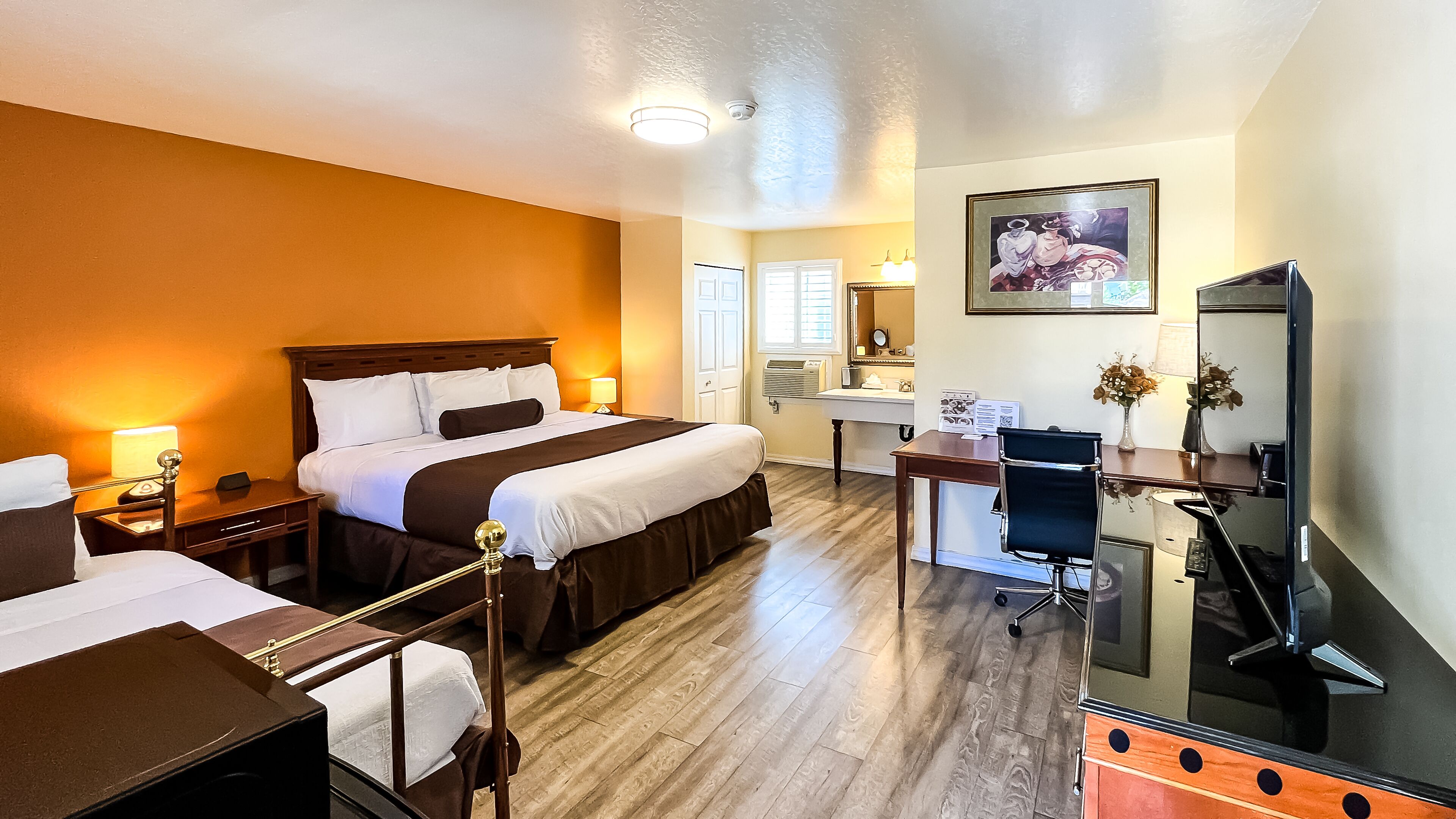 family room, 1 bedroom, non smoking | individually decorated, desk, iron/ironing board, free wifi