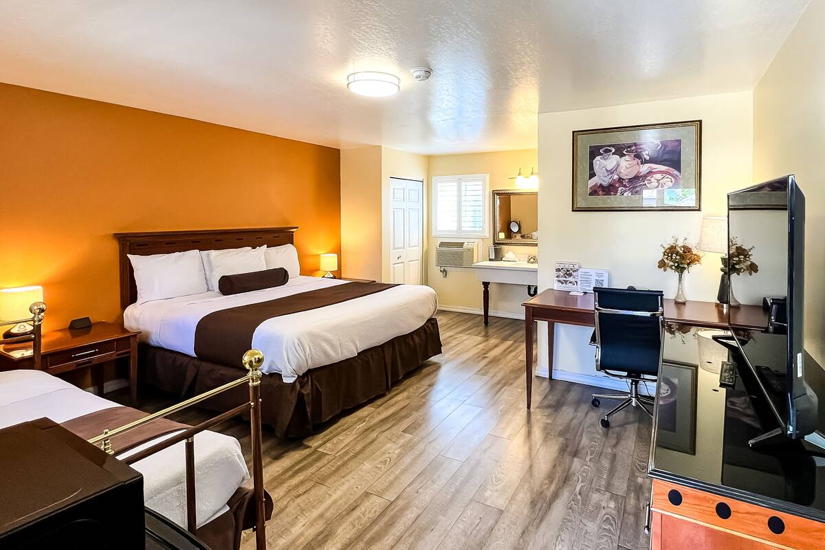 family room, 1 bedroom, non smoking | individually decorated, desk, iron/ironing board, free wifi