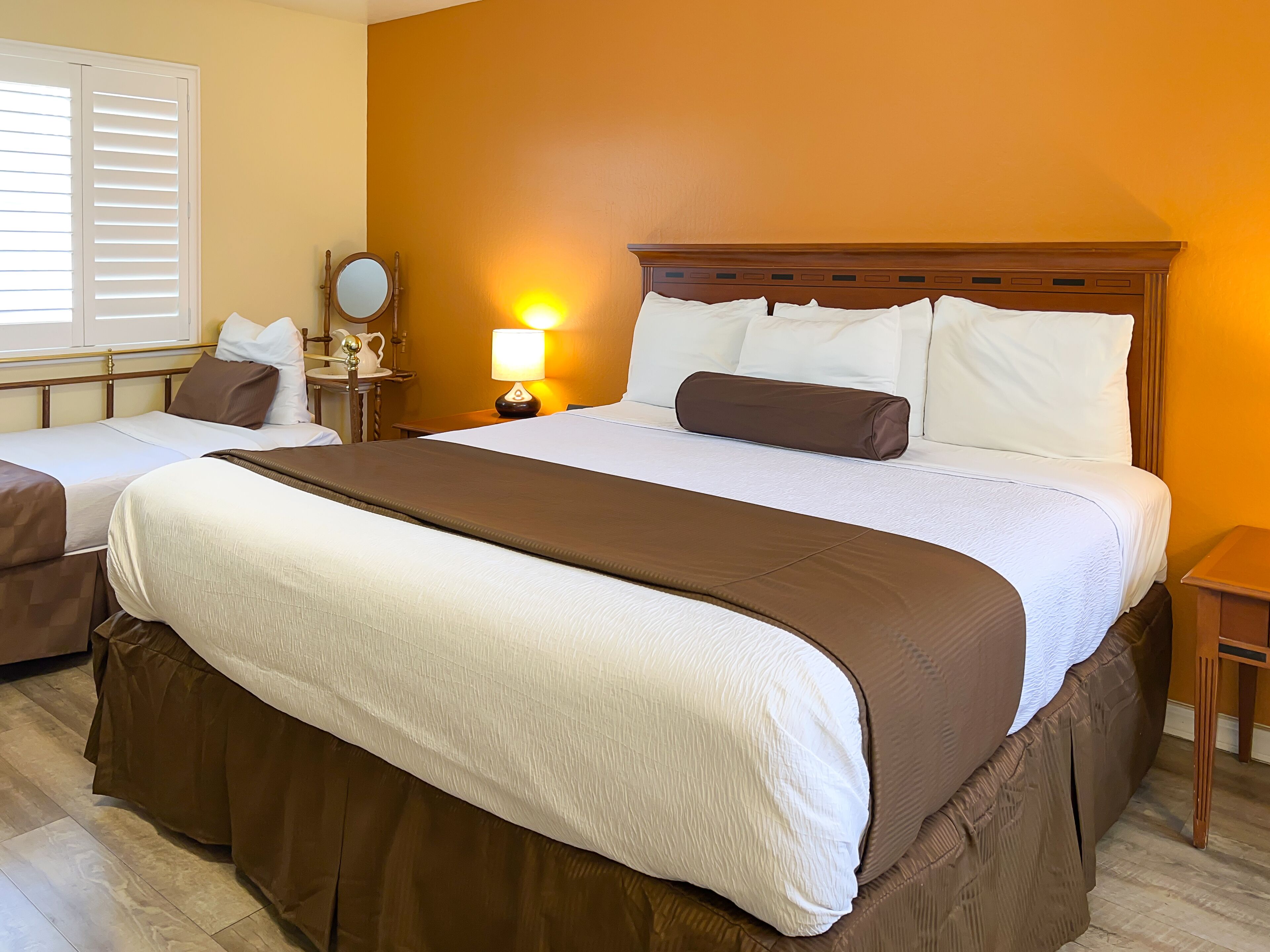 family room, 1 bedroom, non smoking | individually decorated, desk, iron/ironing board, free wifi