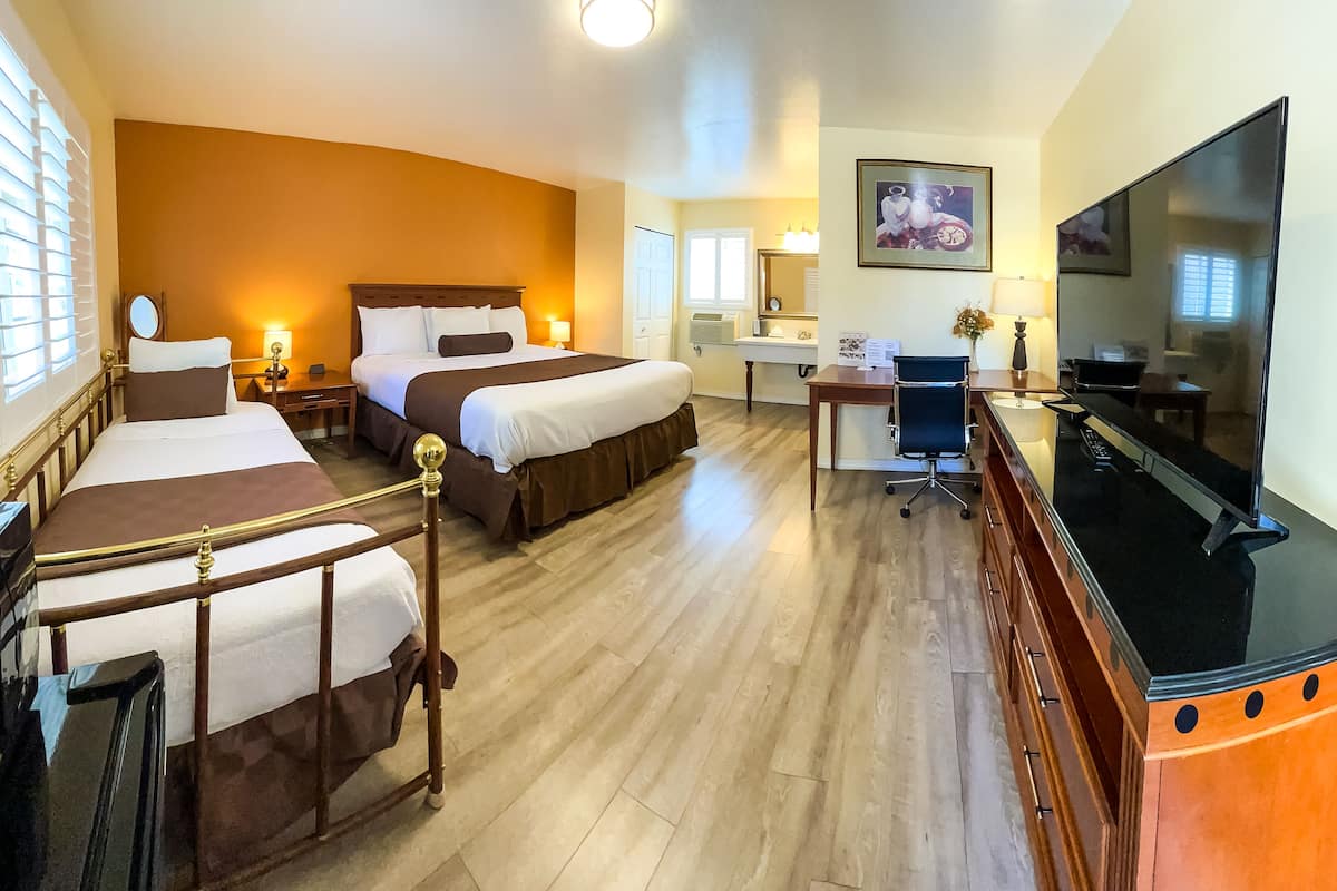 family room, 1 bedroom, non smoking | individually decorated, desk, iron/ironing board, free wifi