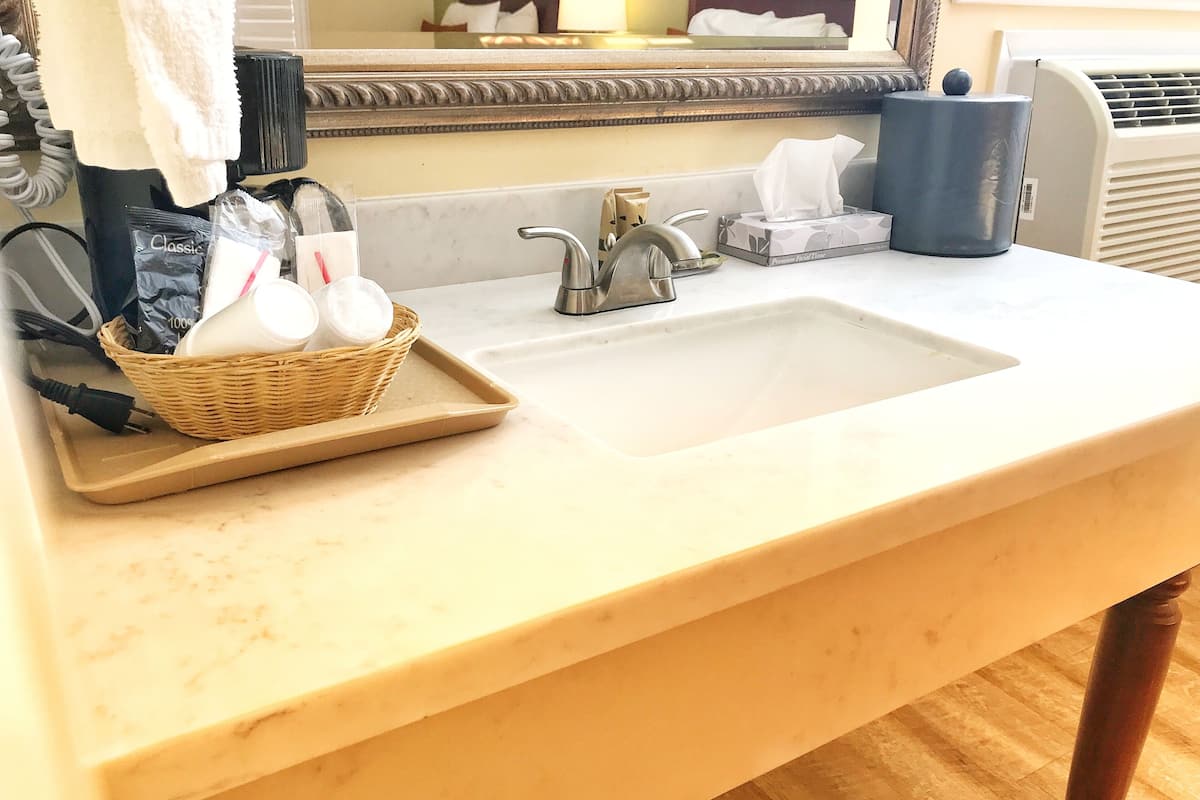 combined shower/bathtub, free toiletries, hair dryer, towels