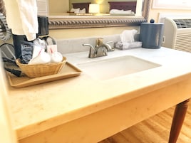 Bañera con ducha, artículos de tocador gratuitos, secador de pelo