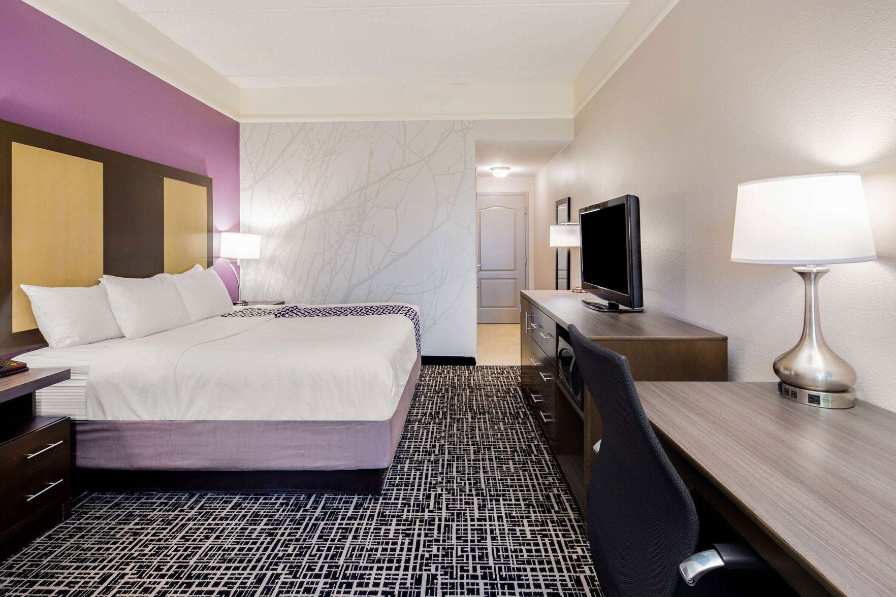 Premium bedding, desk, iron/ironing board, free WiFi