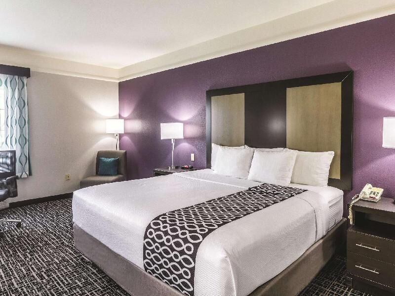 Premium bedding, desk, iron/ironing board, free WiFi