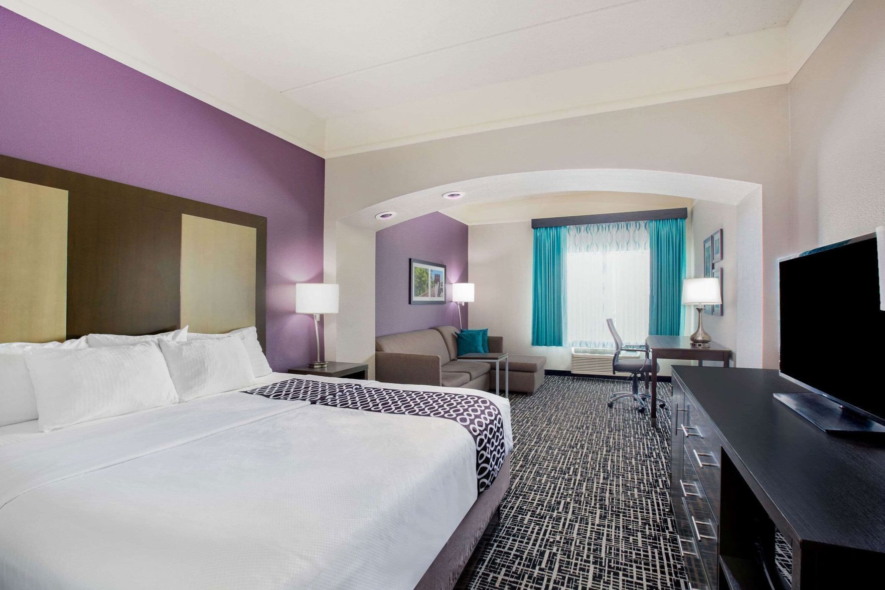 Premium bedding, desk, iron/ironing board, free WiFi