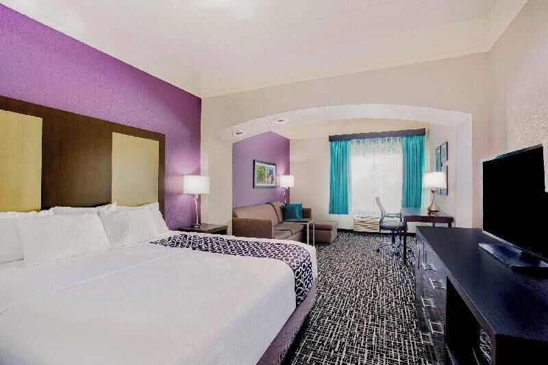 Premium bedding, desk, iron/ironing board, free WiFi
