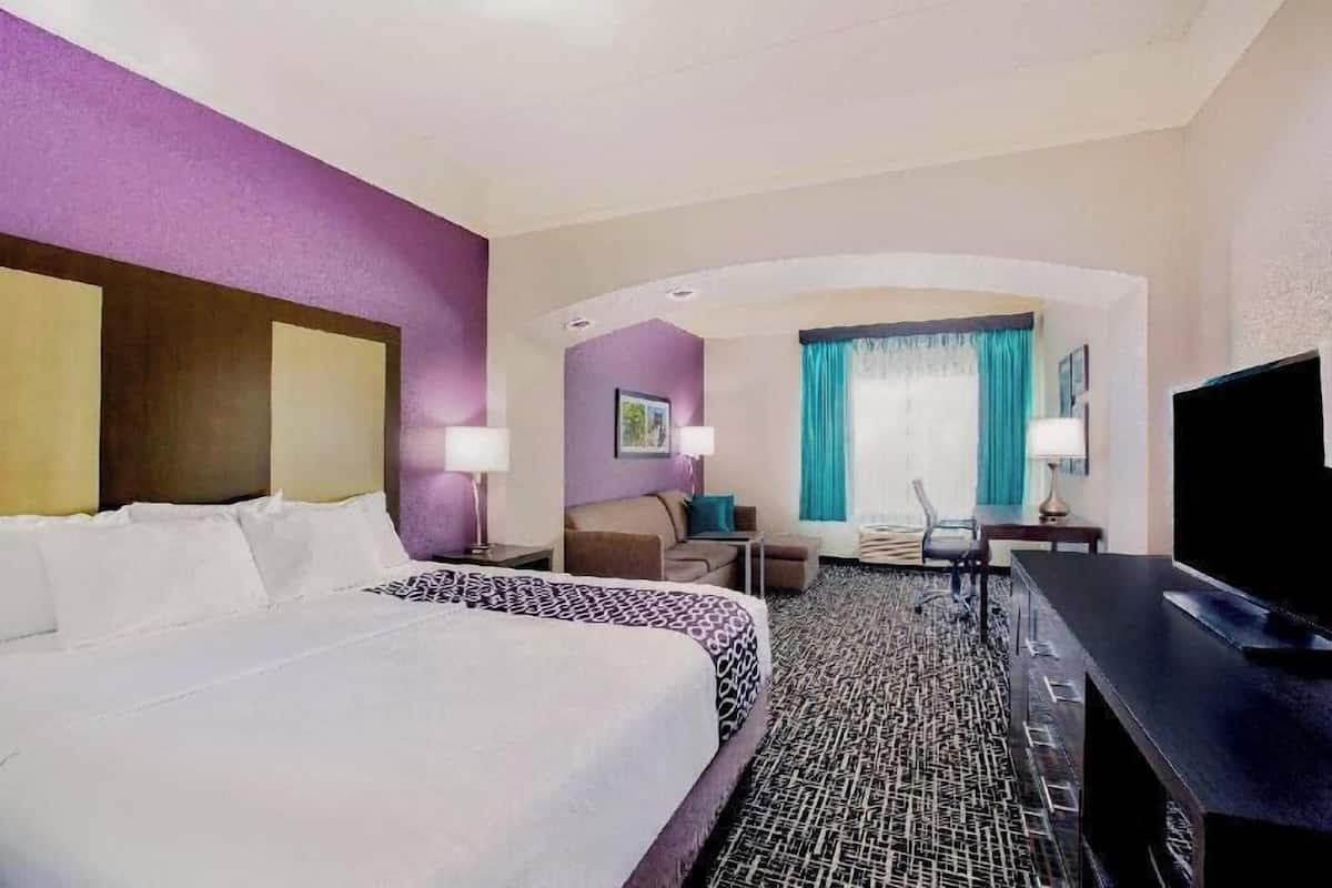 Premium bedding, desk, iron/ironing board, free WiFi