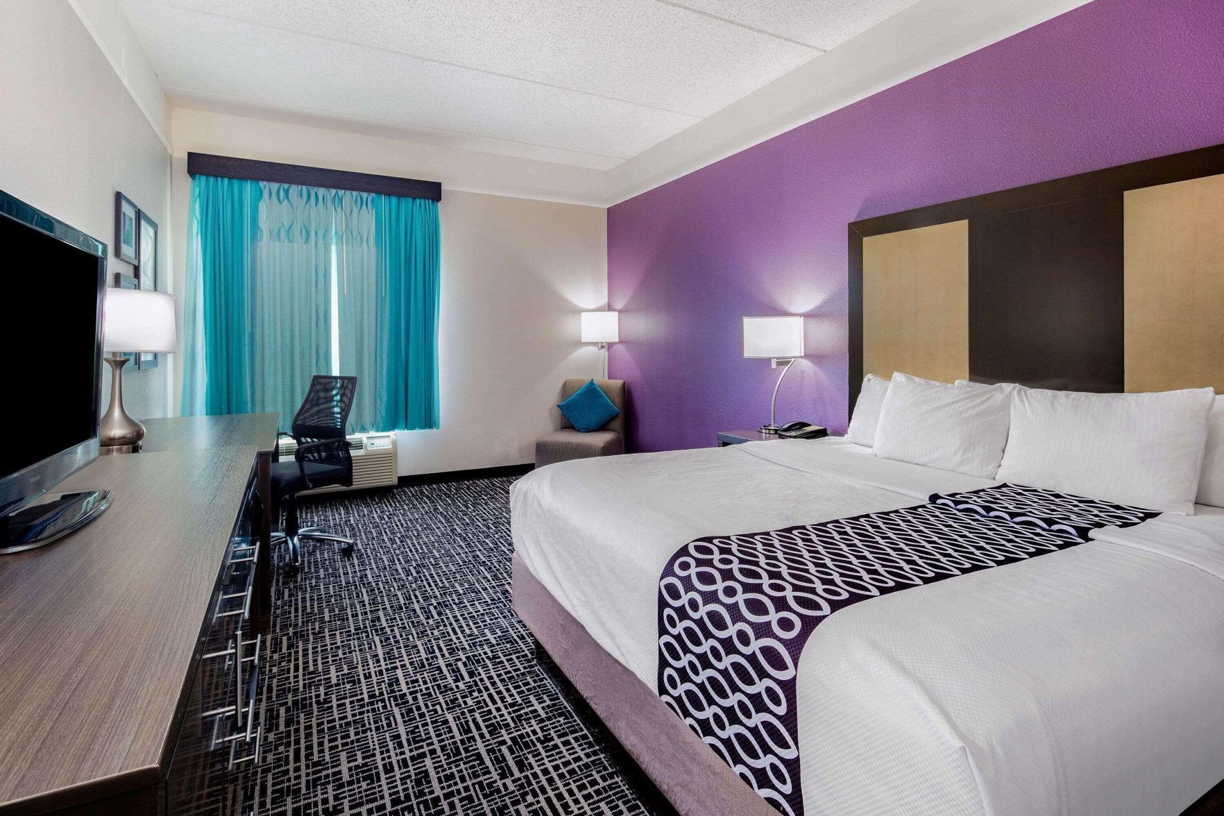 Premium bedding, desk, iron/ironing board, free WiFi