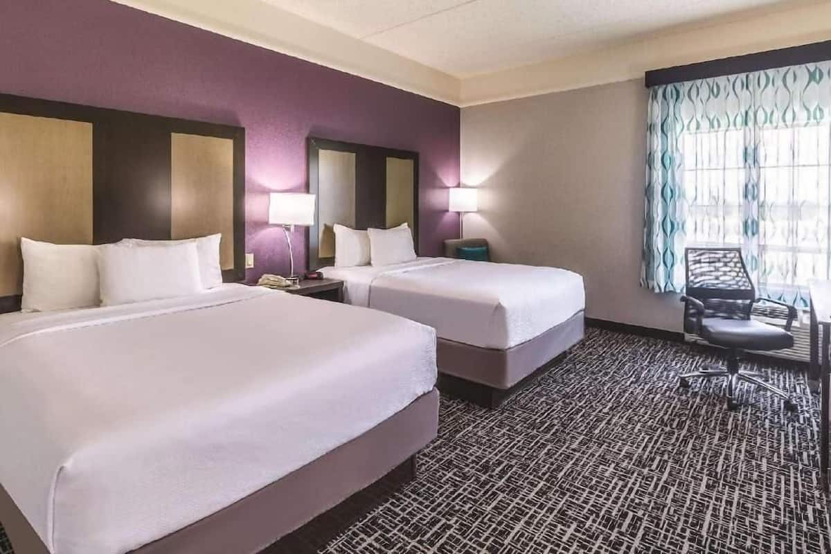 Premium bedding, desk, iron/ironing board, free WiFi