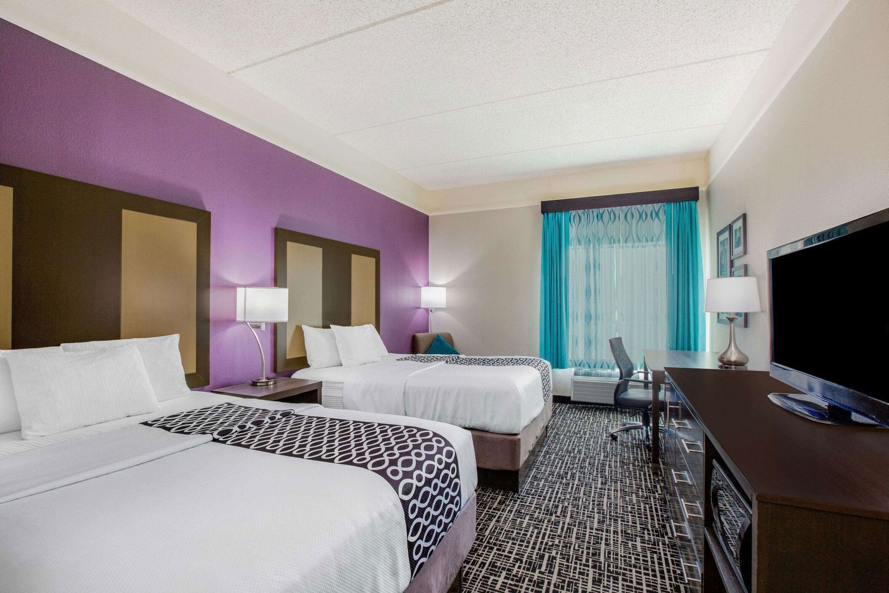 Premium bedding, desk, iron/ironing board, free WiFi