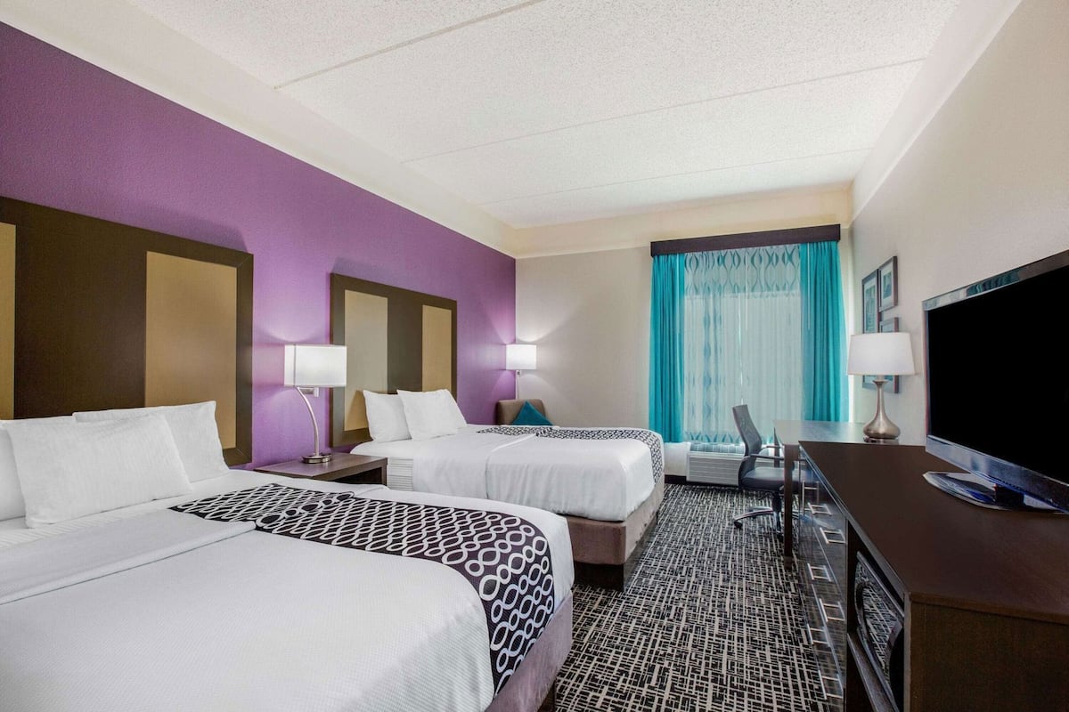 Premium bedding, desk, iron/ironing board, free WiFi