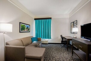 Suite Deluxe, 1 cama de matrimonio grande, no fumadores (Mobility Accessible, Family) | Ropa de cama de alta calidad, escritorio, tabla de planchar con plancha