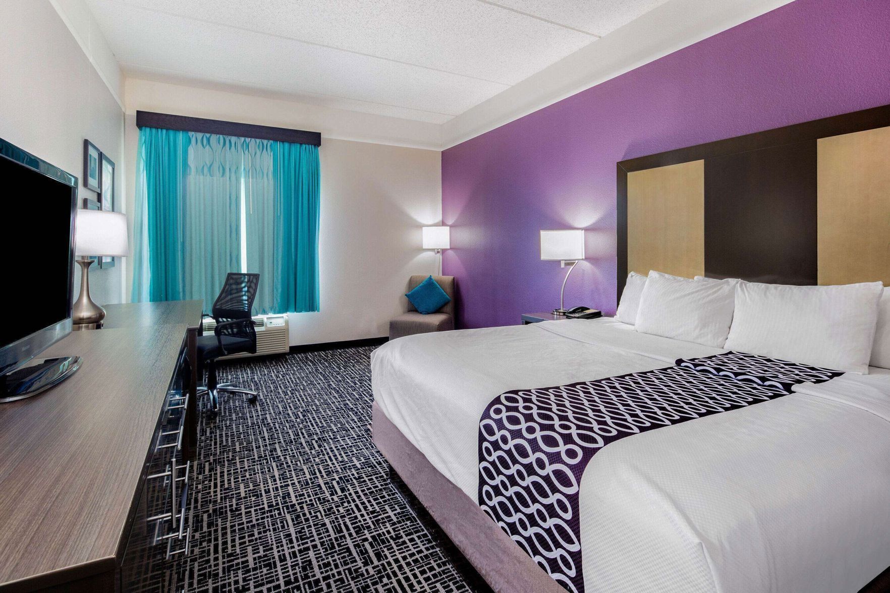 Premium bedding, desk, iron/ironing board, free WiFi
