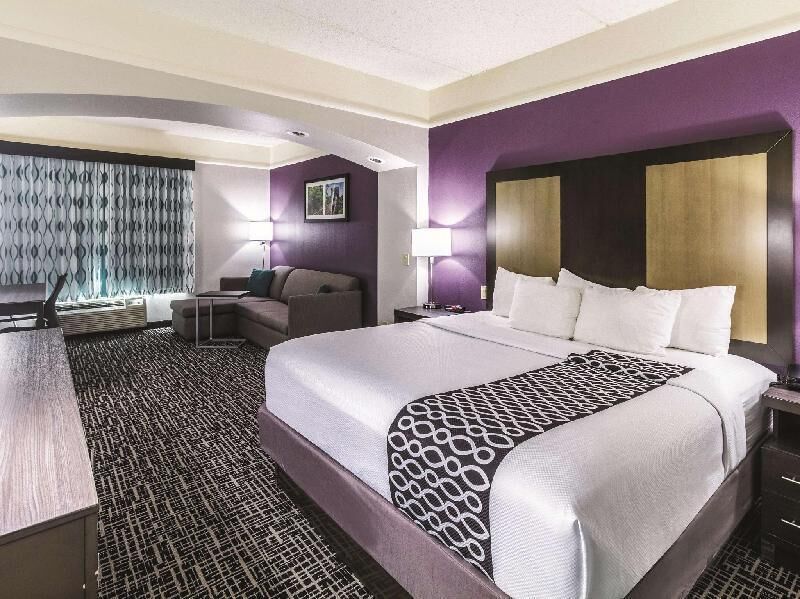 Premium bedding, desk, iron/ironing board, free WiFi