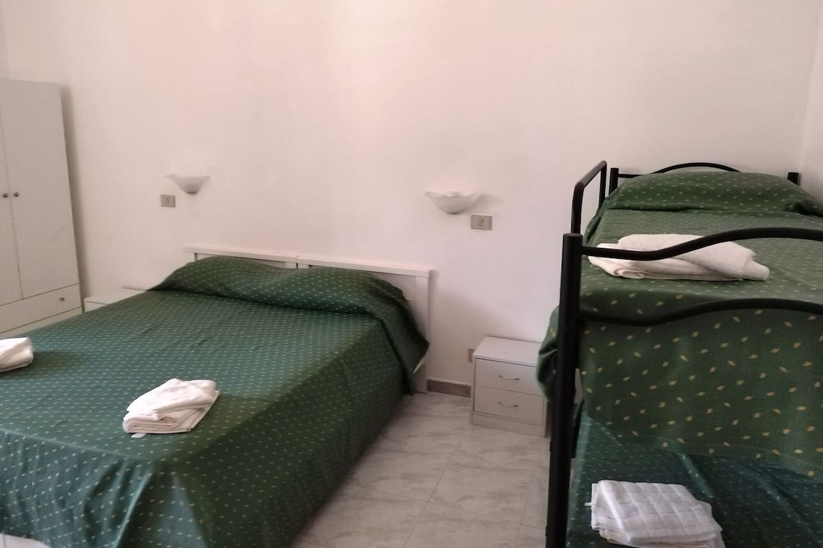 Chambre Familiale (4 pax) | Restauration dans la chambre